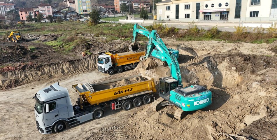 ADALET SARAYINDA İLK KAZMA VURULDU