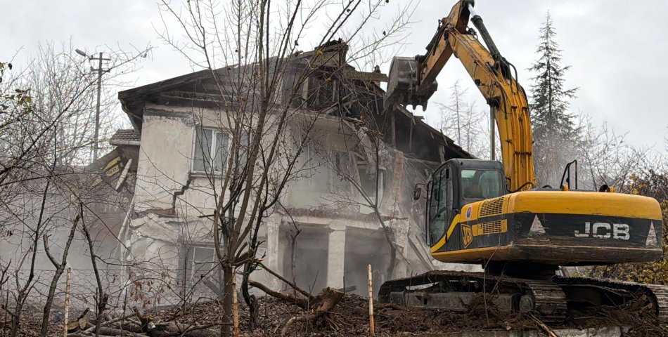 KARABÜK BELEDİYESİ METRUK BİNA YIKIMINA DEVAM EDİYOR