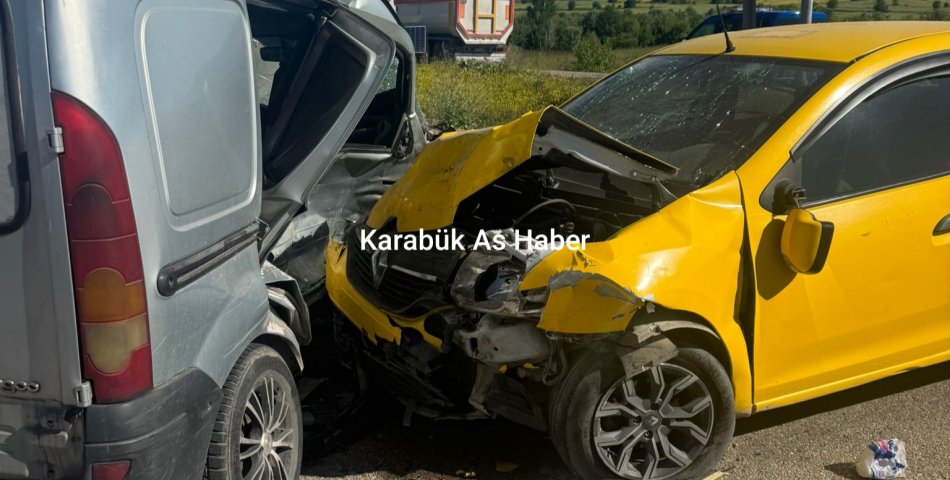 İki Otomobil Çarpıştı.3 Kişi Yaralandı.