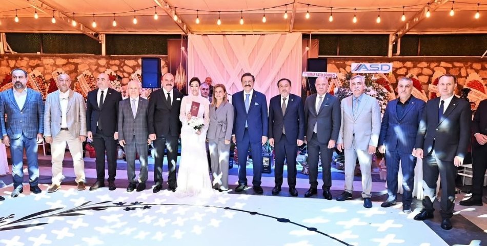 EROL VE ESMA ALTUNTEPE ÇİFTİ DÜNYA EVİNE GİRDİ