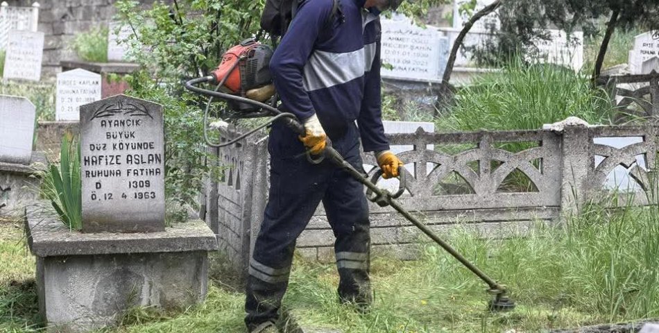 Karabük Belediyesi Mezarlıklarda Bayram Mesaisinde