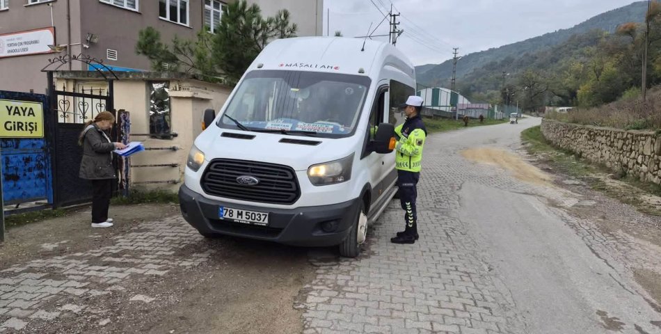 KARABÜK’TE OKUL ÇEVRELERİNDE GÜVENLİK DENETİMLERİ SÜRÜYOR