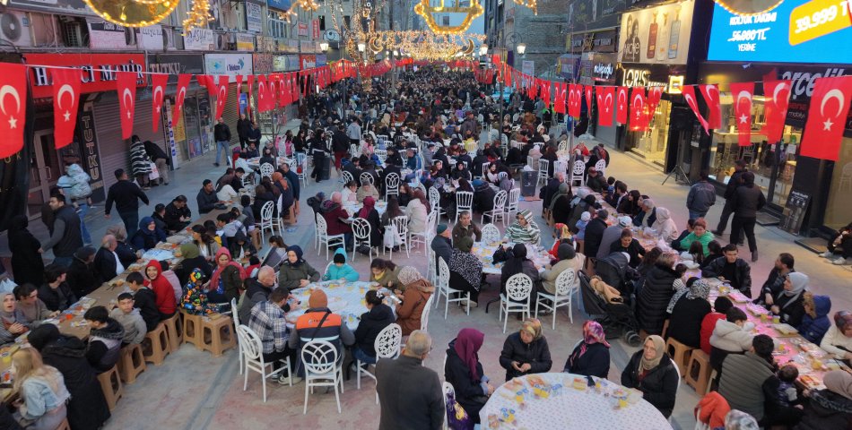 Karabük Belediyesi’nin İftarında Gönüller Aynı Sofrada Buluştu