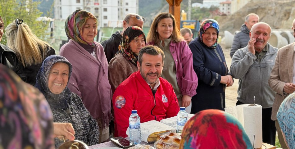 BAŞKAN ÇETİNKAYA TEYZELERLE BU KEZ SÖZ VERDİĞİ ÇARDAKTA BULUŞTU 