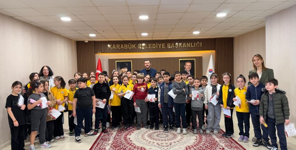 BELEDİYE BİNASI ÇOCUK SESLERİYLE ŞENLENDİ 