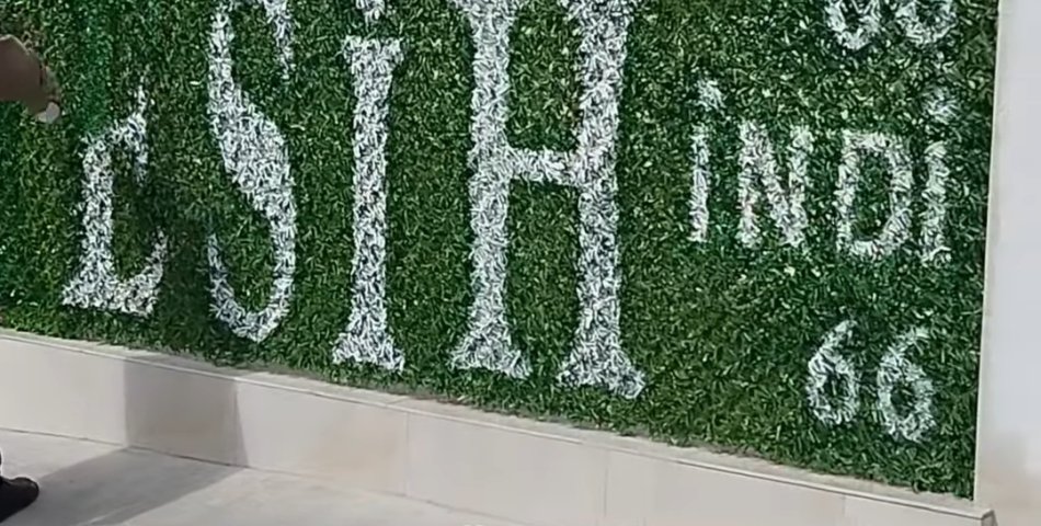 EVİNİN DUVARINA YAZDIKLARI PES DEDİRTTİ