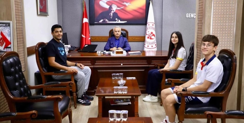 ŞAMPİYON YÜZÜCÜLER'DEN COŞKUN GÜVENE'E ZİYARET